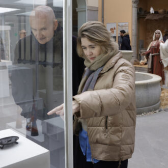 Rivera de la Cruz visita la exposición de belenes del Museo de San Isidro