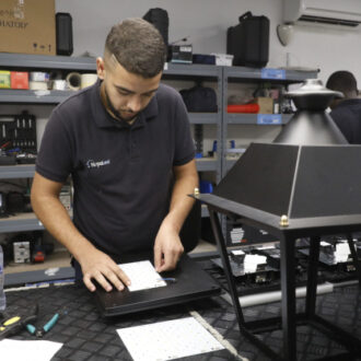 Un trabajador de la industria madrileña ensambla unas piezas durante su jornada laboral