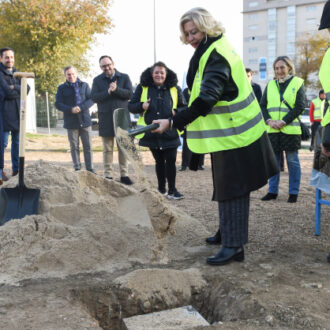 García Romero coloca la primera piedra del nuevo centro cultural de Almendrales