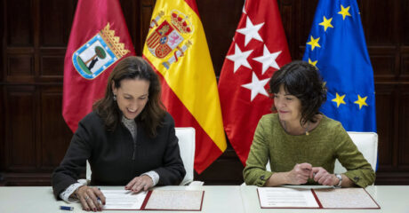 Inmaculada Sánchez-Cervera y María del Carmen Sánchez en la firma del convenio de hoy