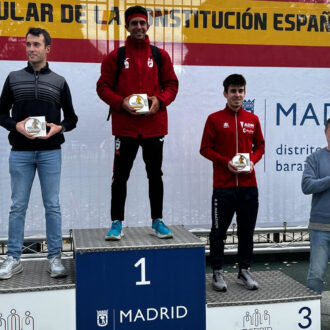 Foto destacada para ilustrar la nota de prensa de la Carrera de la Constitución de Barajas donde se ve el podio de los ganadores masculinos de la categoría Sénior junto al concejal del distrito
