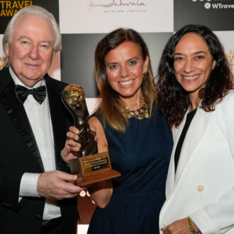 La concejala delegada de Turismo, Almudena Maíllo, y el presidente de World World Travel Awards, Graham Crooke, durante la recepción del premio World Travel Awards 2025