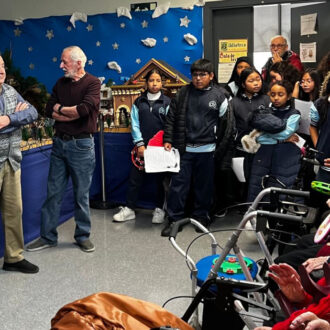 Un grupo de personas en el belén del CMM Luca de Tena