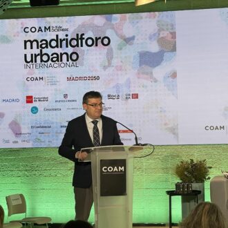 El delegado de Políticas de Vivienda y presidente de la Empresa Municipal de la Vivienda y Suelo de Madrid (EMVS Madrid), Álvaro González, en la inauguración de Madrid Foro Urbano Internacional