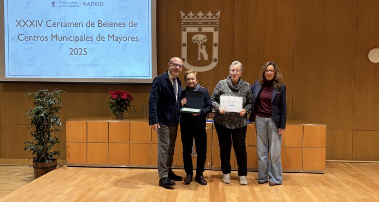El delegado de Políticas Sociales, Familia e Igualdad, José Fernández, con los ganadores del Certamen de Belenes.