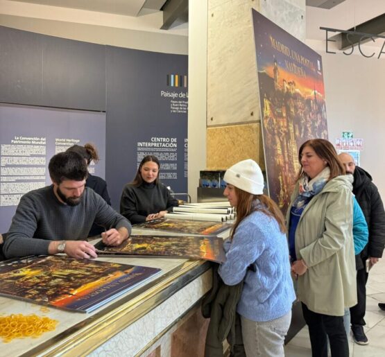 El ilustrador Poliño Trapalleiro, firmando carteles de ‘Madrid, una postal navideña’