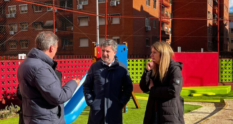 Barajas impulsa la renaturalización de patios escolares con un proyecto piloto en el CEIP Calderón de la Barca