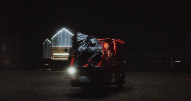 La compañía de teatro La Veronal interpretando la obra 'La mort i la primavera'. Imagen de Silvia Poch