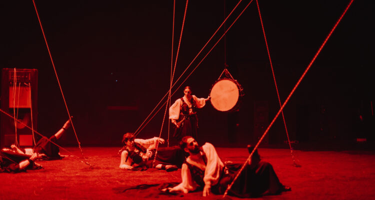 La compañía de teatro La Veronal interpretando la obra 'La mort i la primavera'. Imagen de Silvia Poch