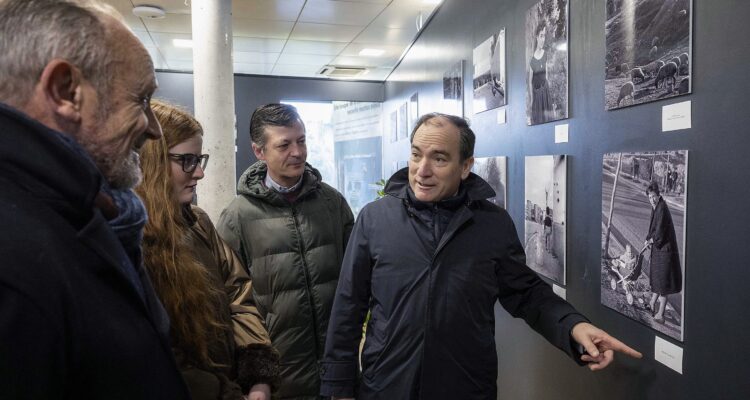 Carabante inaugura la exposición fotográfica de José Luis Berzal