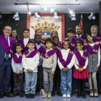 Fernández junto a los diez niños becados del colegio de San Ildefonso