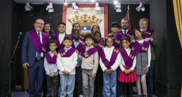 Fernández junto a los diez niños becados del colegio de San Ildefonso