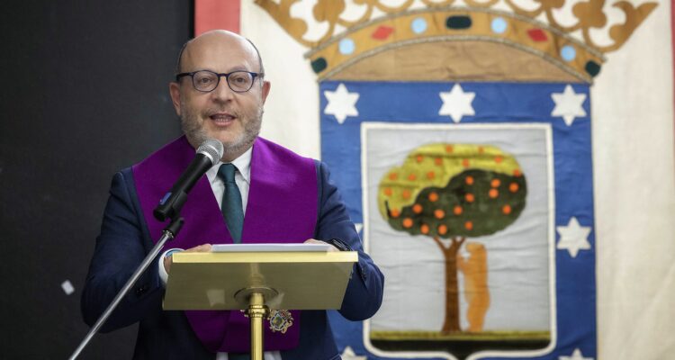 Fernández en el acto de imposición de becas