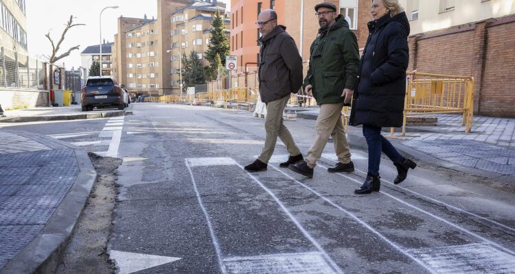 La delegada de Obras y Equipamientos y el delegado de Políticas Sociales, Familia e Igualdad visitan una de las actuaciones del programa municipal de mejora de accesos a centros educativos