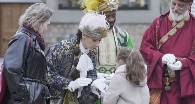 Los emisarios de los Reyes Magos sorprenden a los niños en Matadero Madrid