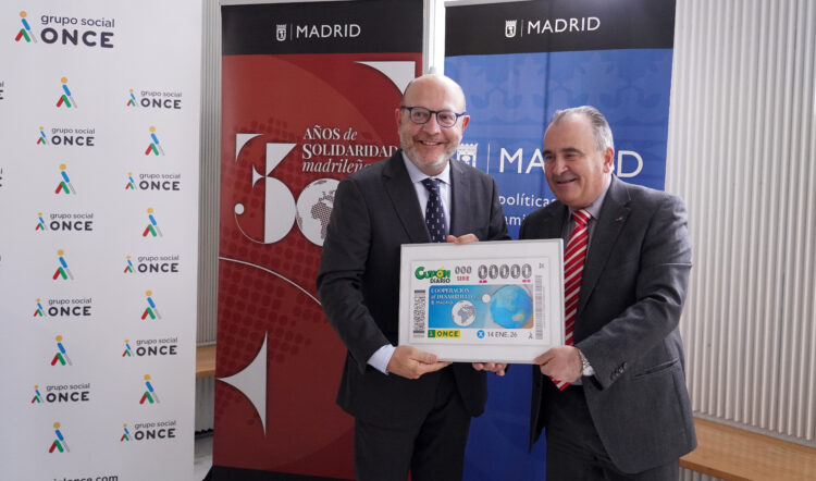 El delegado de Políticas Sociales, Familia e Igualdad, José Fernández, junto con el delegado de la ONCE en la Comunidad de Madrid, Luis Natalio Royo, en la presentación del cupón de la ONCE del miércoles 14 de enero 