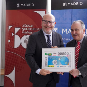 El delegado de Políticas Sociales, Familia e Igualdad, José Fernández, junto con el delegado de la ONCE en la Comunidad de Madrid, Luis Natalio Royo, en la presentación del cupón de la ONCE del miércoles 14 de enero