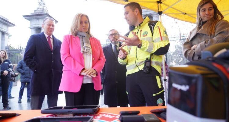 La vicealcaldesa, Inma Sanz, durante la presentación de los nuevos dispositivos tecnológicos para reforzar la asistencia sanitaria de SAMUR-Protección Civil