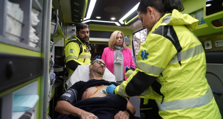 La vicealcaldesa, Inma Sanz, visita el interior de una ambulancia para conocer los ecógrafos con los que ya cuentan los vehículos de SAMUR-PC