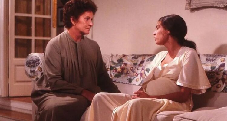 Fotograma de Aquella Casa en las afueras. Dos mujeres hablan en un sofá