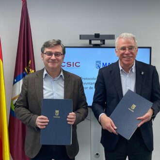 El delegado de Políticas de Vivienda y presidente de la Empresa Municipal de la Vivienda y Suelo de Madrid (EMVS Madrid), Álvaro González, en la firma del protocolo general de actuación con el Consejo Superior de Investigaciones Científicas (CSIC), representado por el vicepresidente de Organización y Relaciones Institucionales, Carlos Closa