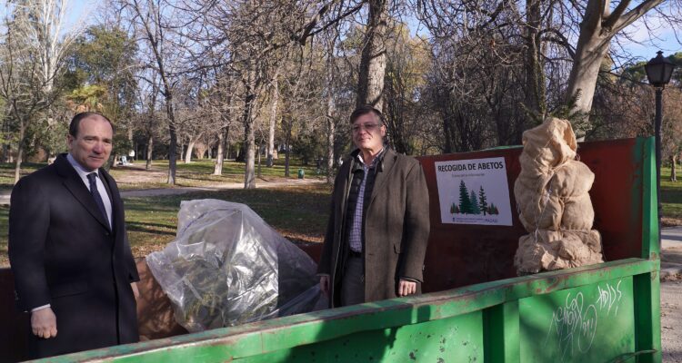 Carabante y Páramo durante la presentación de la campaña de recogida de abetos