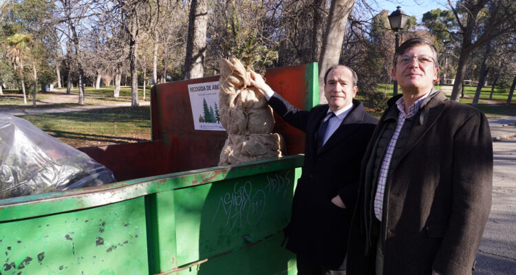 Carabante y Páramo durante la presentación de la campaña de recogida de abetos navideños