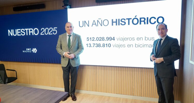 Carabante y Sánchez durante la presentación del balance de 2025 de EMT Madrid