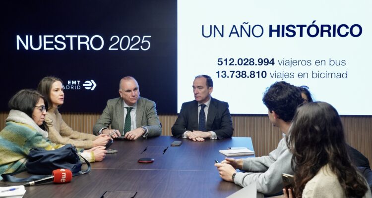 Carabante y Sánchez durante la presentación del balance de EMT Madrid 2025