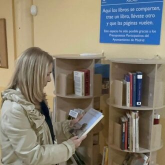 La concejala de Ciudad Lineal, Nadia Álvarez, visitando el nuevo servicio de intercambio de libros