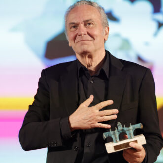 José Coronado posa con el premio puente de toledo durante la gala inaugural de la Semana del Cine Español de Carabanchel