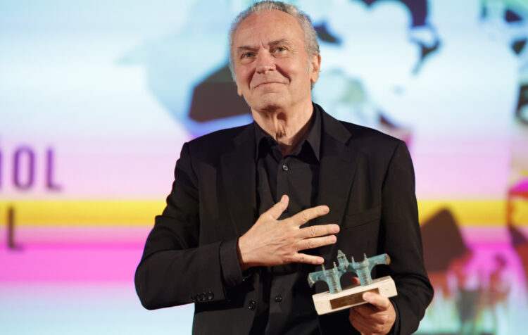 José Coronado posa con el premio puente de toledo durante la gala inaugural de la Semana del Cine Español de Carabanchel