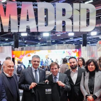Almeida y Niño posan con Macri enfrente al estand de Madrid en FITUR