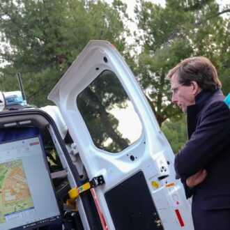 Almeida observa pantallas de una furgoneta de Policía Municipal, parte del sistema de videovigilancia instalado en el parque de Pradolongo