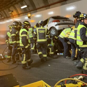 Efectivos de bomberos del Ayuntamiento en simulacro de evacuación