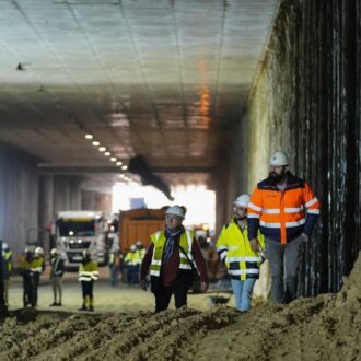 Operarios y maquinaria en las obras de conexión de túneles, en el soterramiento de la A5
