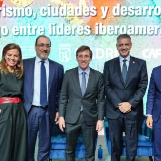 Almeida en la mesa de ‘Turismo, ciudades y desarrollo. Diálogo entre líderes iberoamericanos’ en FITUR 2026