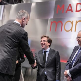 Almeida recibe a los reyes de España en el estand de Madrid en FITUR 2026