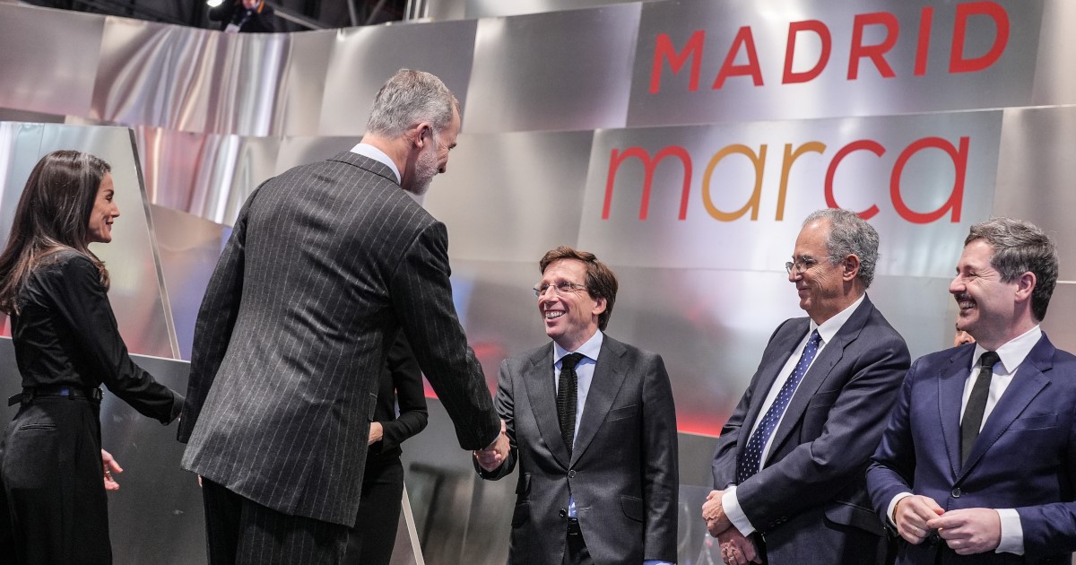 Almeida recibe a los reyes de España en el estand de Madrid en FITUR 2026