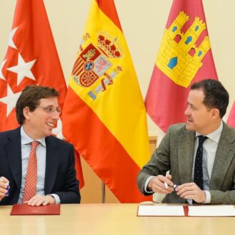 Almeida y Velázquez firman el acuerdo de colaboración entre ambos ayuntamientos en el Palacio de Cibeles