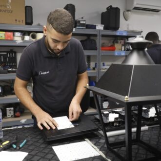 Un trabajador de la industria madrileña manipula unos materiales durante su jornada laboral