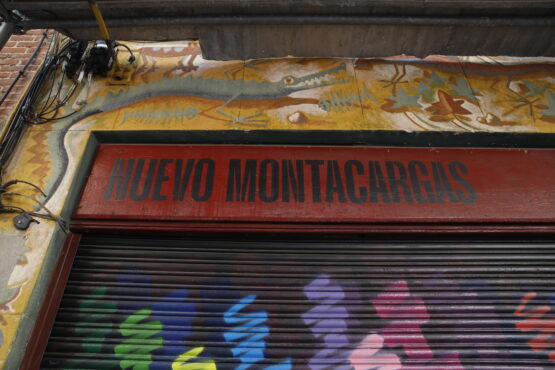 Detalle del mural que pintó Miguel Brayda en la fachada de El Montacargas