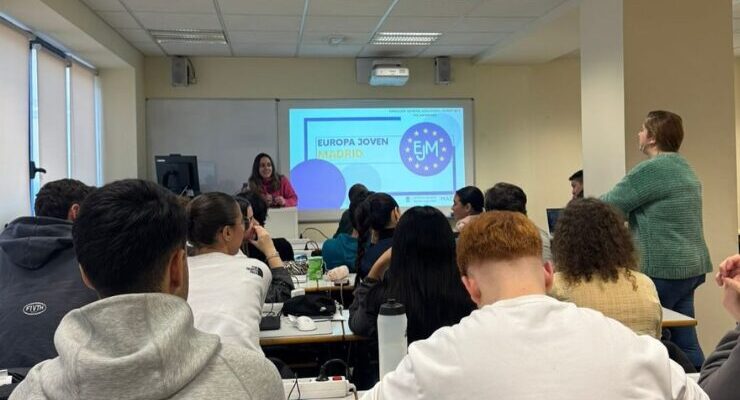 Presentación de Europa Joven Networks en un aula con estudiantes sentados observando una proyección en la pantalla, mientras dos facilitadores dirigen la sesión
