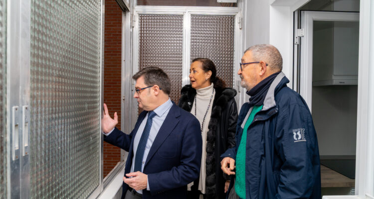El delegado de Políticas de Vivienda y presidente de EMVS Madrid, Álvaro González, y la concejala de Arganzuela, Lola Navarro, durante su visita al piso adscrito al Programa ReViVa