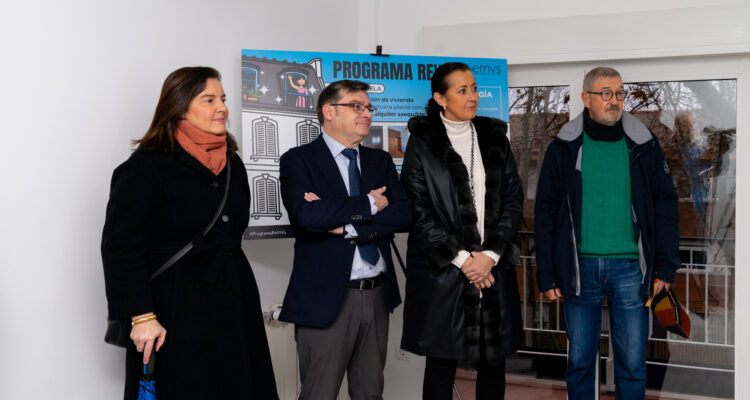 El delegado de Políticas de Vivienda y presidente de EMVS Madrid, Álvaro González, y la concejala de Arganzuela, Lola Navarro, durante su visita al piso adscrito al Programa ReViVa
