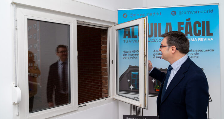 El delegado de Políticas de Vivienda y presidente de EMVS Madrid, Álvaro González, durante su visita al piso del Programa ReViVa