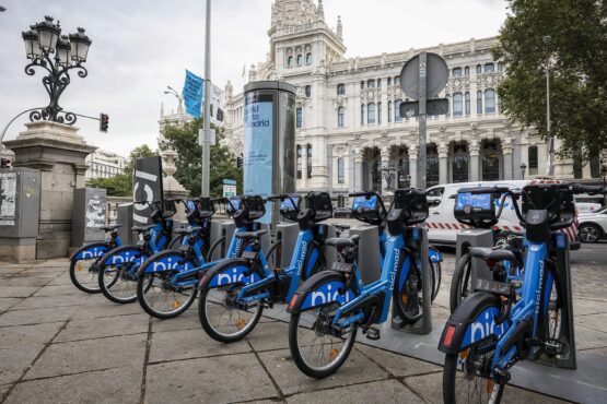Estación de bicimad en bulevar el paseo del Prado con la plaza de Cibeles