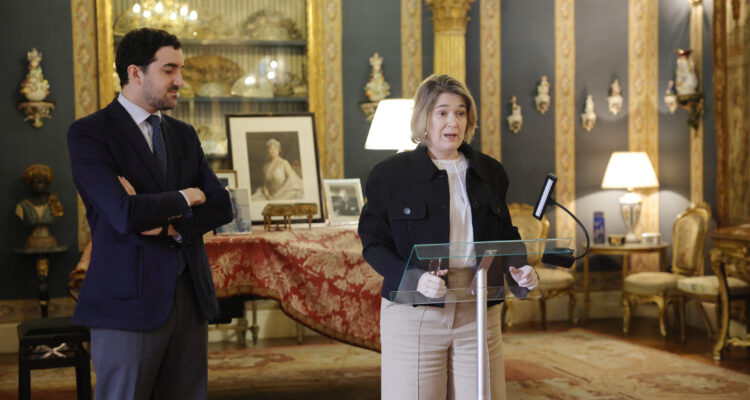 La delegada de Cultura, Turismo y Deporte, Marta Rivera de la Cruz, y el director de la Fundación Casa de Alba, Álvaro Romero Sánchez-Arjona, durante la presentación del acuerdo