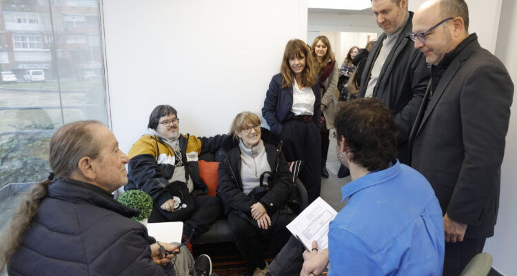 Fernández en su visita a la Oficina de Vida Independiente (OVIDI)