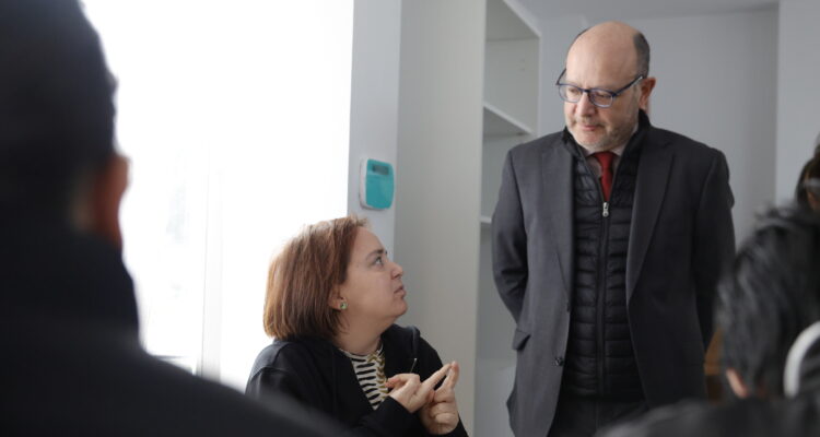 Fernández en su visita a la Oficina de Vida Independiente (OVIDI)